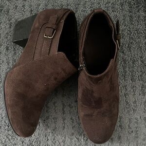 Used size 11 Croft & Barrow® Rozzalyn Women's Heeled Boots